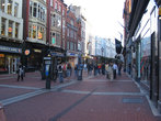 Графтон стрит — главная пешходная улица и основной шоппинг-центр