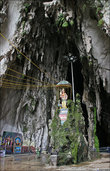 Наверху табличка no more climbing, поворот в закрытую часть пещеры и очередные боги.