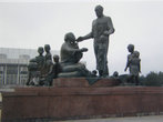 Памятник кузнецу, взявшему к себе в семью во время ВОВ 17 детей сирот.