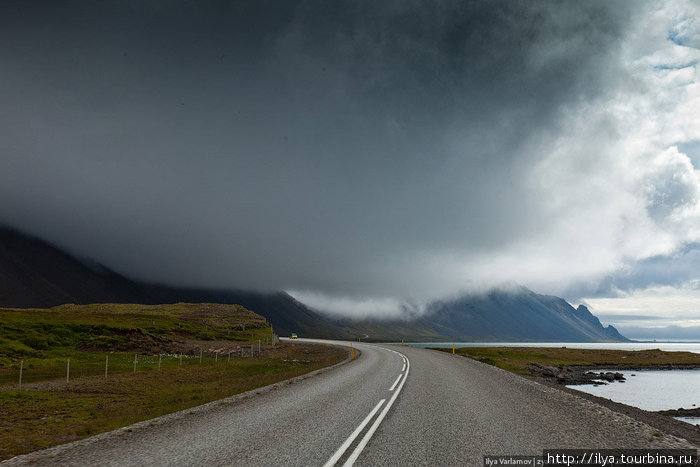 Облака спускаются очень низко, иногда ложатся прямо на дорогу. Восточная Исландия, Исландия