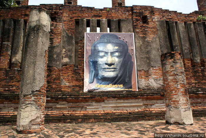Портрет Будды на стене разрушенного храма, Ват Туммикарат Аюттхая, Таиланд