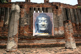 Портрет Будды на стене разрушенного храма, Ват Туммикарат