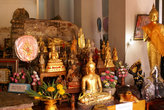 Алтарь заполнен Буддами всех видов