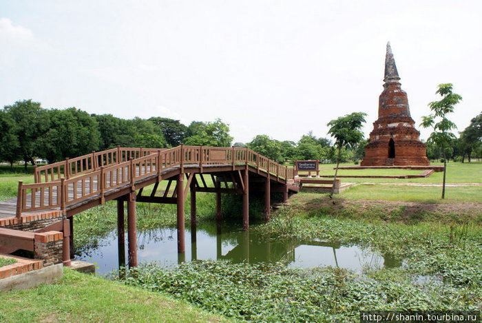 Мост и кирпичная ступа Аюттхая, Таиланд