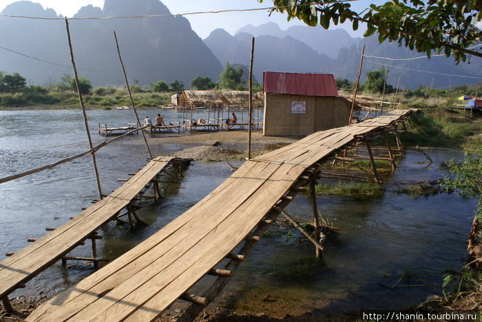 Деревянный мост Ванвьенг, Лаос