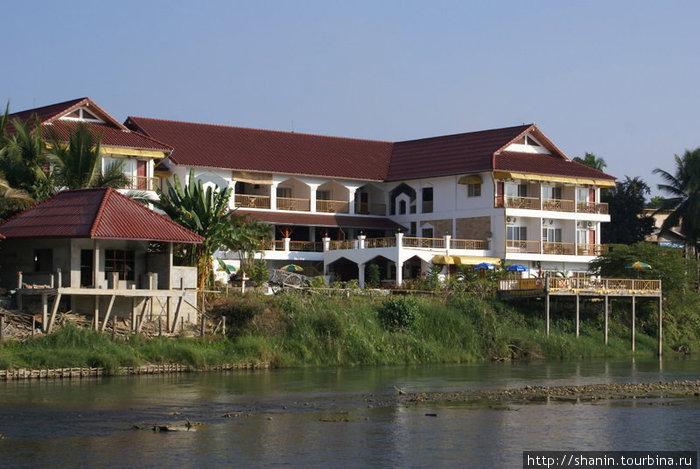 Отель в Ванвьенге на берегу реки Намсонг Ванвьенг, Лаос