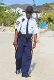 Пляжный охранник не боится загара