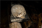 Неожиданно в открытом подвале церкви обнаружился череп. Бедный Йорик!