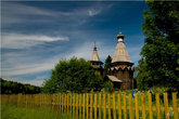Деревня Согницы.Хорошо сохранившийся деревянный погост, две церкви и колокольня. Церковь Николая Чудотворца 1696 г и церковь Ильи Пророка 1864 г