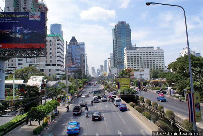 На широкой улице в деловом районе Бангкока Бангкок, Таиланд
