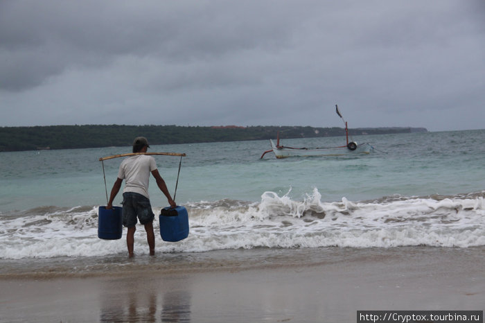 Морскую воду используют для хозяйственных нужд Джимбаран, Индонезия