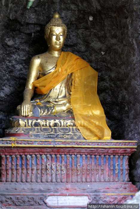 Статуэтка Будды у основания Золотой горы Бангкок, Таиланд