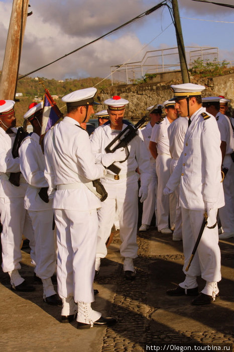 В порт Сент-Джорджеса прибыло военное судно Франции Сент-Джорджес, Гренада