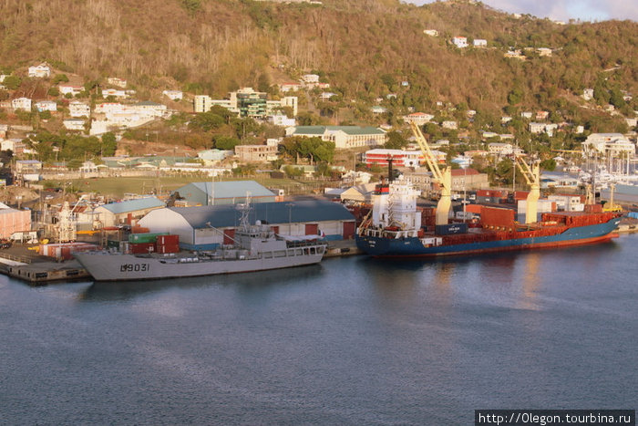 В порту французское военное судно Сент-Джорджес, Гренада