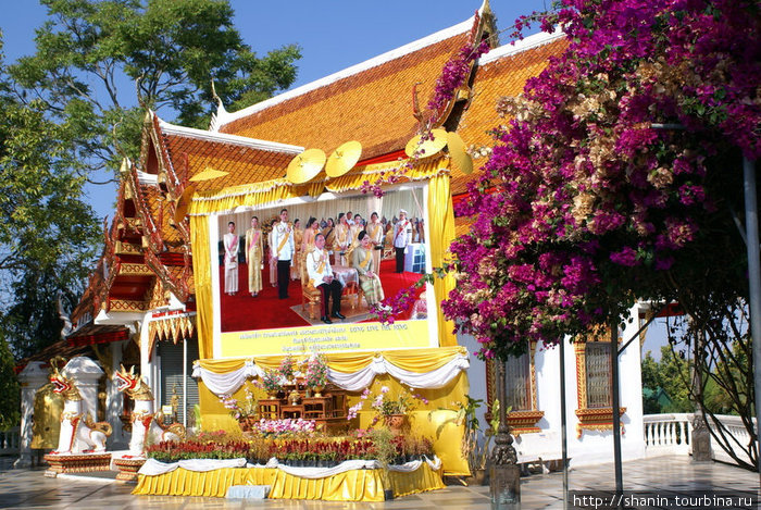 Без тайского короля никак нельзя обойтись — даже в монастыре Чиангмай, Таиланд