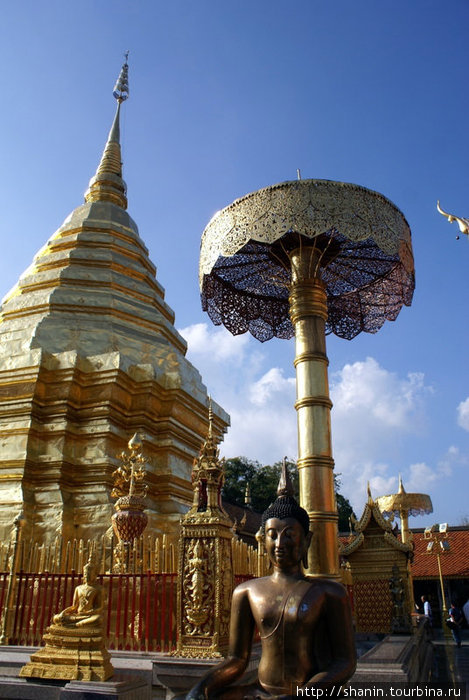 Будда, ступа и зонтик Чиангмай, Таиланд