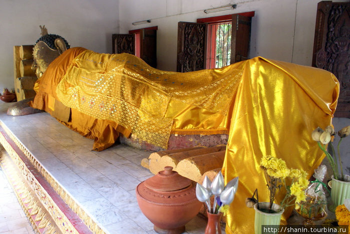 Статуя лежащего Будды в храме во внутреннем дворе монастыря Чиангмай, Таиланд