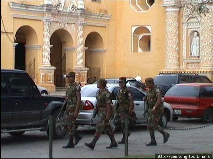 На улицах попадались военные,которые по отношению к нам вели себя нейтрально. Гондурас