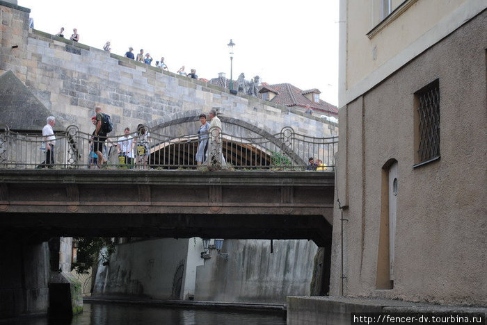 Туристы с удивлением смотрят на маленькие лодочки в небольших каналах Прага, Чехия