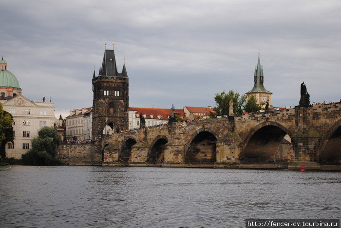 Маленькое путешествие заканчивается под знаменитым Карловым мостом Прага, Чехия