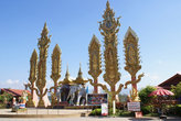 Монумент на берегу Меконга