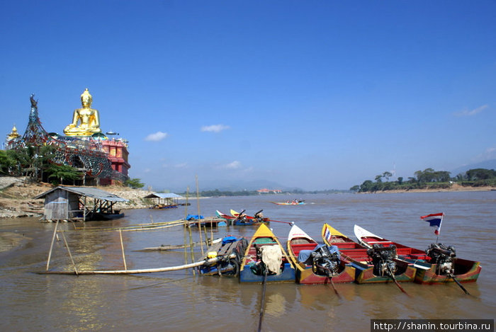 Лодки у Золотого Будды Соп-Рыак, Таиланд