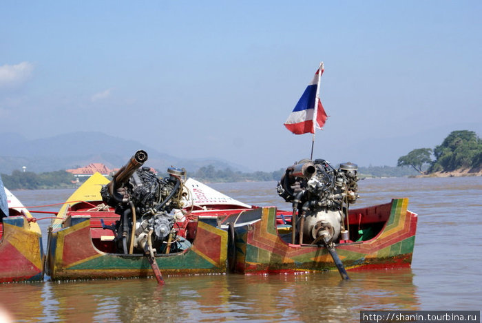Моторные лодкп на тайской стороне Соп-Рыак, Таиланд