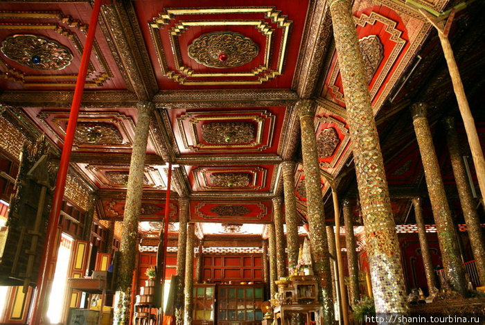 Деревянные колонны поддерживают деревянный потолок деревянного храма Лампанг, Таиланд