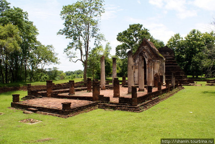 Руины храма Си-Сатчаналай Исторический Парк, Таиланд