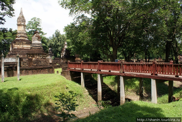 Деревянный мост ведет к храму Си-Сатчаналай Исторический Парк, Таиланд