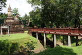Деревянный мост ведет к храму