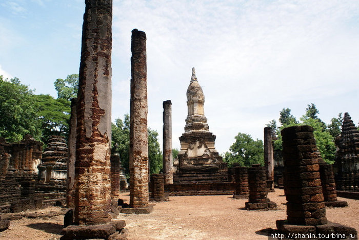От храма сохранились только колонны Си-Сатчаналай Исторический Парк, Таиланд