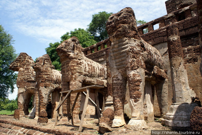 Кирпичные слоны Си-Сатчаналай Исторический Парк, Таиланд