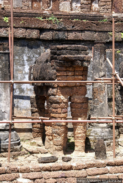 Реставрация продолжается Си-Сатчаналай Исторический Парк, Таиланд