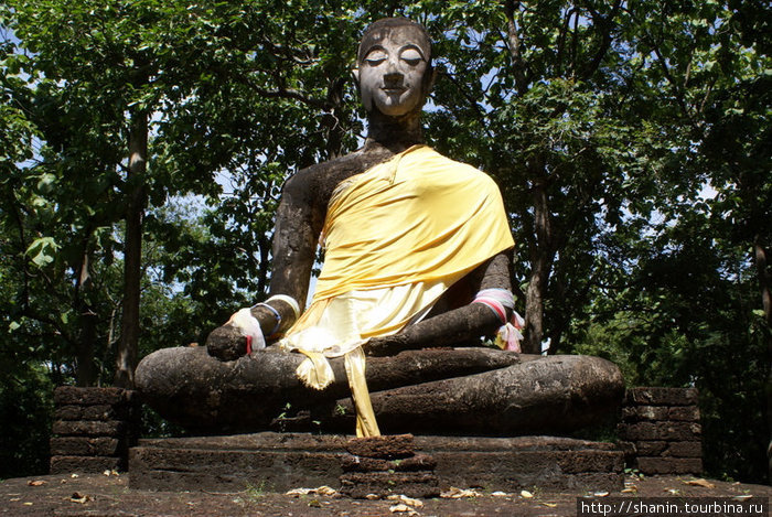 Каменный Будда в робе Си-Сатчаналай Исторический Парк, Таиланд