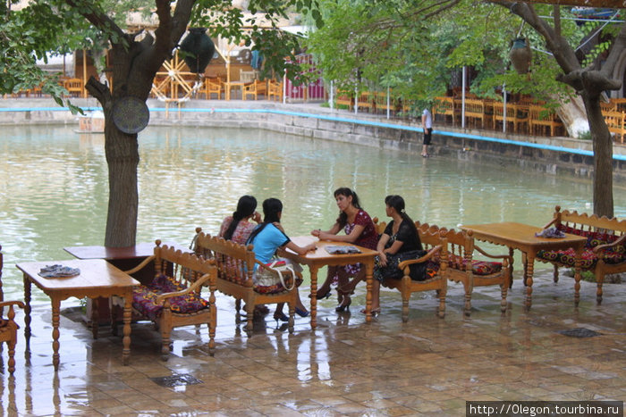 В прошлом торговая площадь, сейчас водоём- это отличное место для отдыха, сидя за столиками или на топчане можно сытно покушать или просто попить вкусного чая Бухара, Узбекистан
