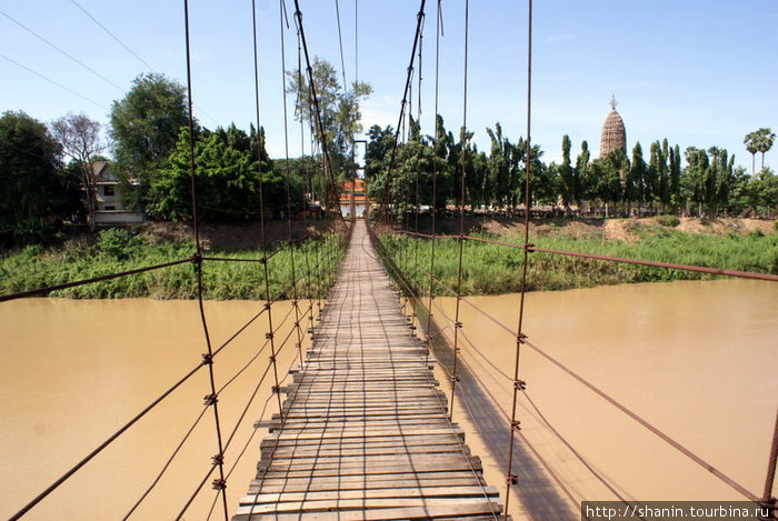 Подвесной мост через реку — дорога к храму Си-Сатчаналай Исторический Парк, Таиланд