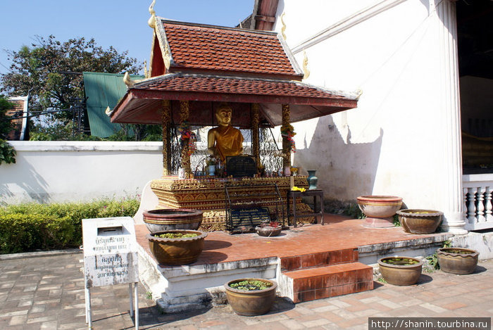Будда на территории монастыря Ват Чеди-Луанг Чиангмай, Таиланд