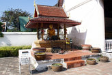 Будда на территории монастыря Ват Чеди-Луанг