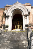 Золотой Будда в нише на вершине ступы в Вате Чеди-Луанг