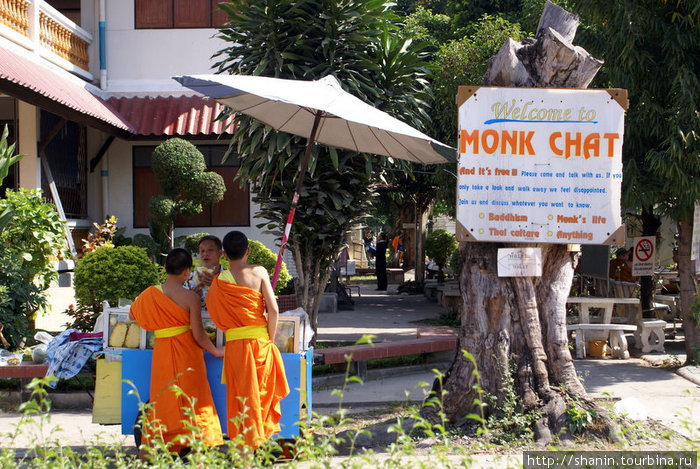 Монахи у киоска Чиангмай, Таиланд