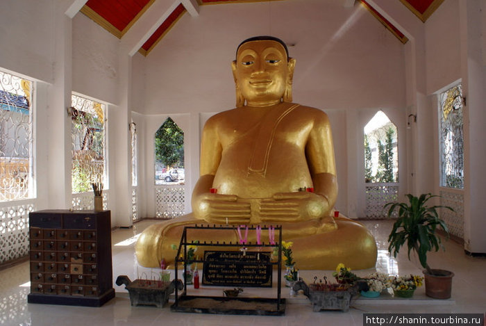 Золотой Будда в храме Чиангмай, Таиланд