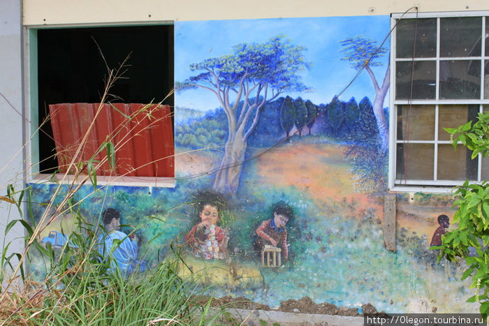 Стена брошенного дома, рисунки украшают старое здание Гренада