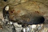 Наскальные рисунки в пещере на острове Кхао-Кхиан