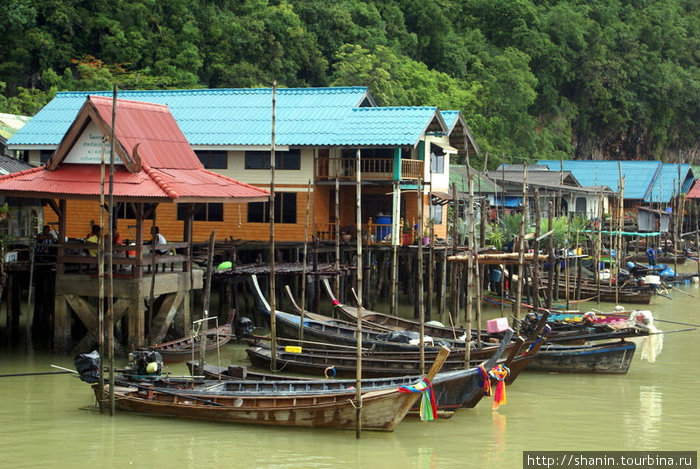 Лодки у свайных домов Пханг-Нга, Таиланд