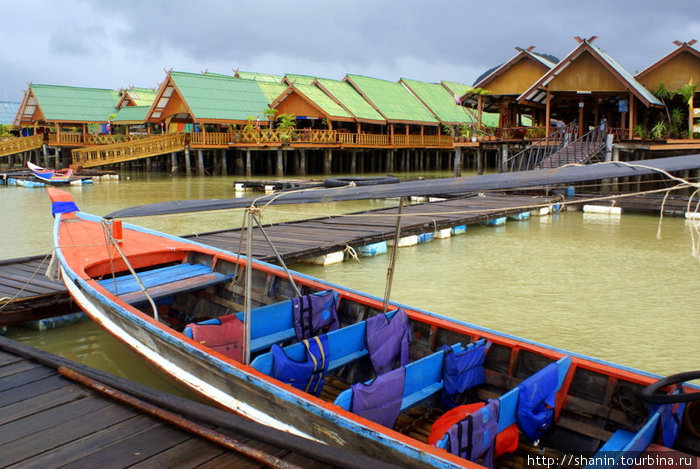 Лодка у причала Пханг-Нга, Таиланд