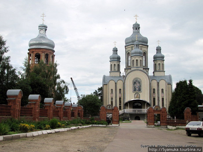 Завершается строительство колокольни у храма в конце улицы гетмана Мазепы. Самбор, Украина
