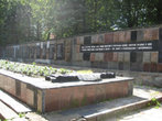 Мемориальный комплекс. Здесь в братской могиле лежат воины ополченцы и партизаны павшие смертью храбрых в боях при защите и освобождении города наро-Фоминска в 1941 году