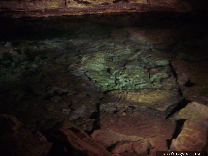Чистейшие подземные воды фильтруются толщами земли. Грандиозный процесс... Вода в пещеру поступает как с поверхности земли (капая сверху), так и из родников. Пермский край, Россия