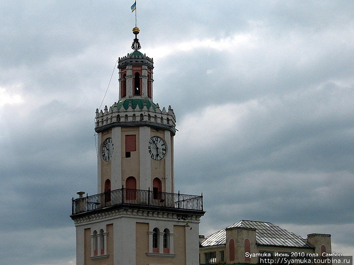 На  башню в 1885 году были установлены, идущие до сих пор, башенные часы работы пражского мастера Гейнца. Самбор, Украина